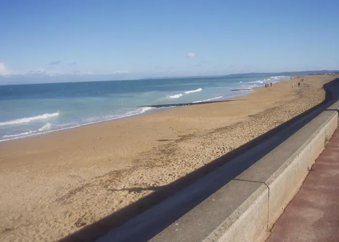 Joli Au Calme Dans Un Jardin Privatif Casa de Férias Ouistreham